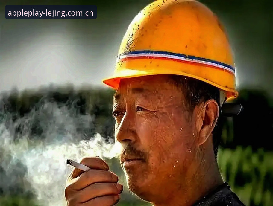 老周蹲在高铁站的吸烟区，手机屏幕上是乐竞官网苹果的赛事页面。他掐灭烟，拇指在比分列表上快速划过——第三局的数据已经同步了，比分、击杀、装备差，精确到秒。去年这时候他还在用网页版凑合，刷新一次要等三秒，现在安卓版装了v2.0.8，点开就是实时。老周跟我说了句实话：以前查数据像等公交车，现在像打车。这就是区别。